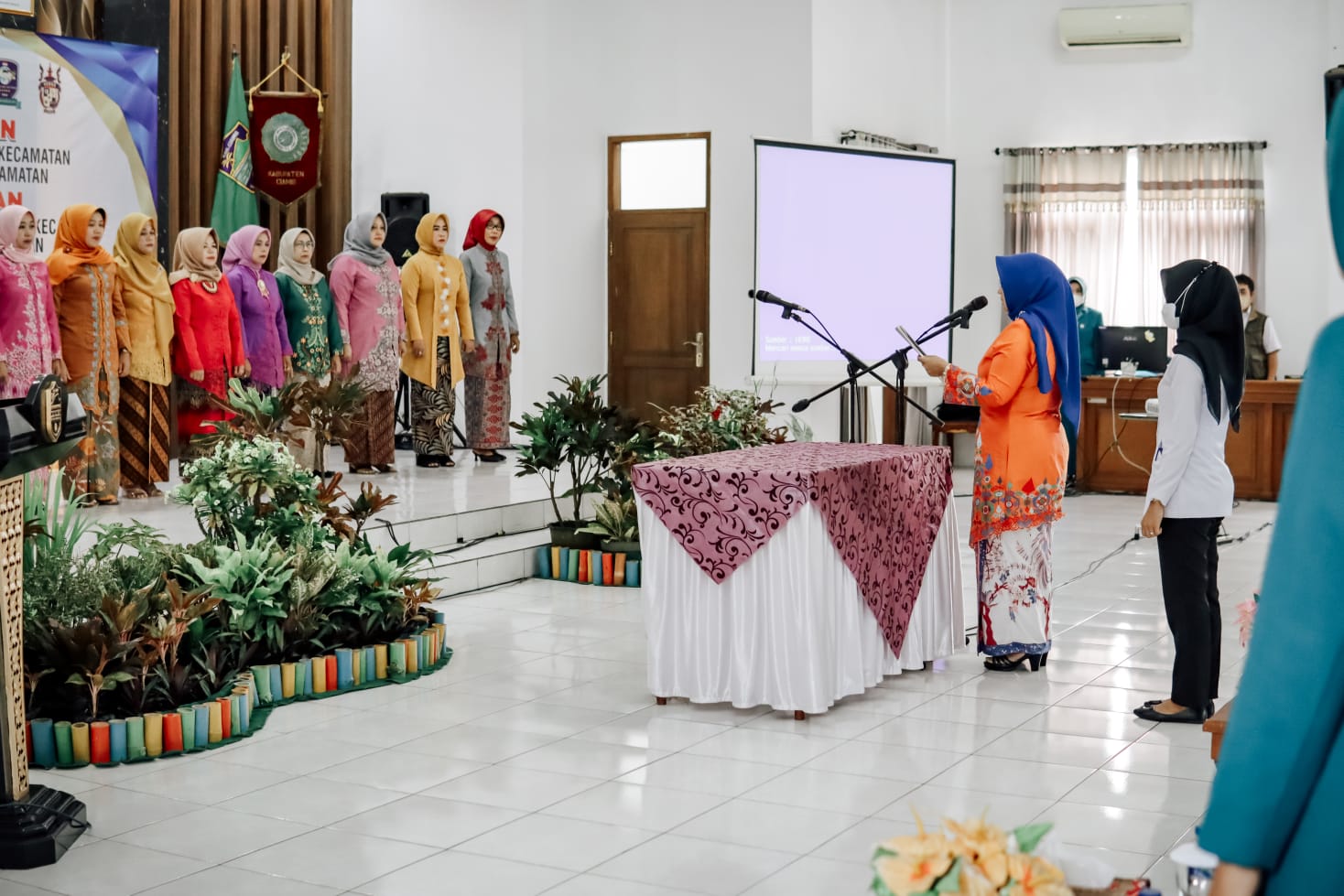 Hj. Kania Ernawati Lantik Ketu...